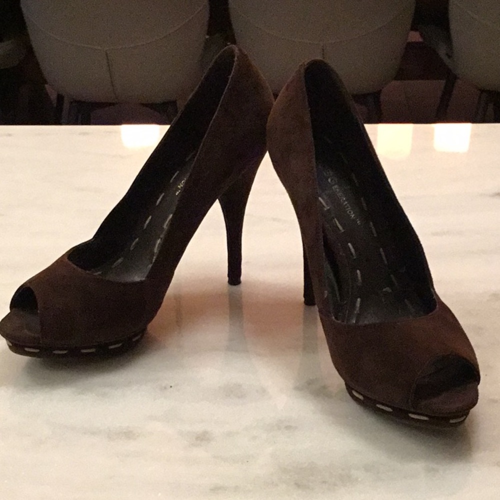 BCBG Generation brown suede platform,peep toe heel with contrast stitching